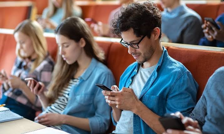 طلاب في الجامعة طلاب في الجامعة